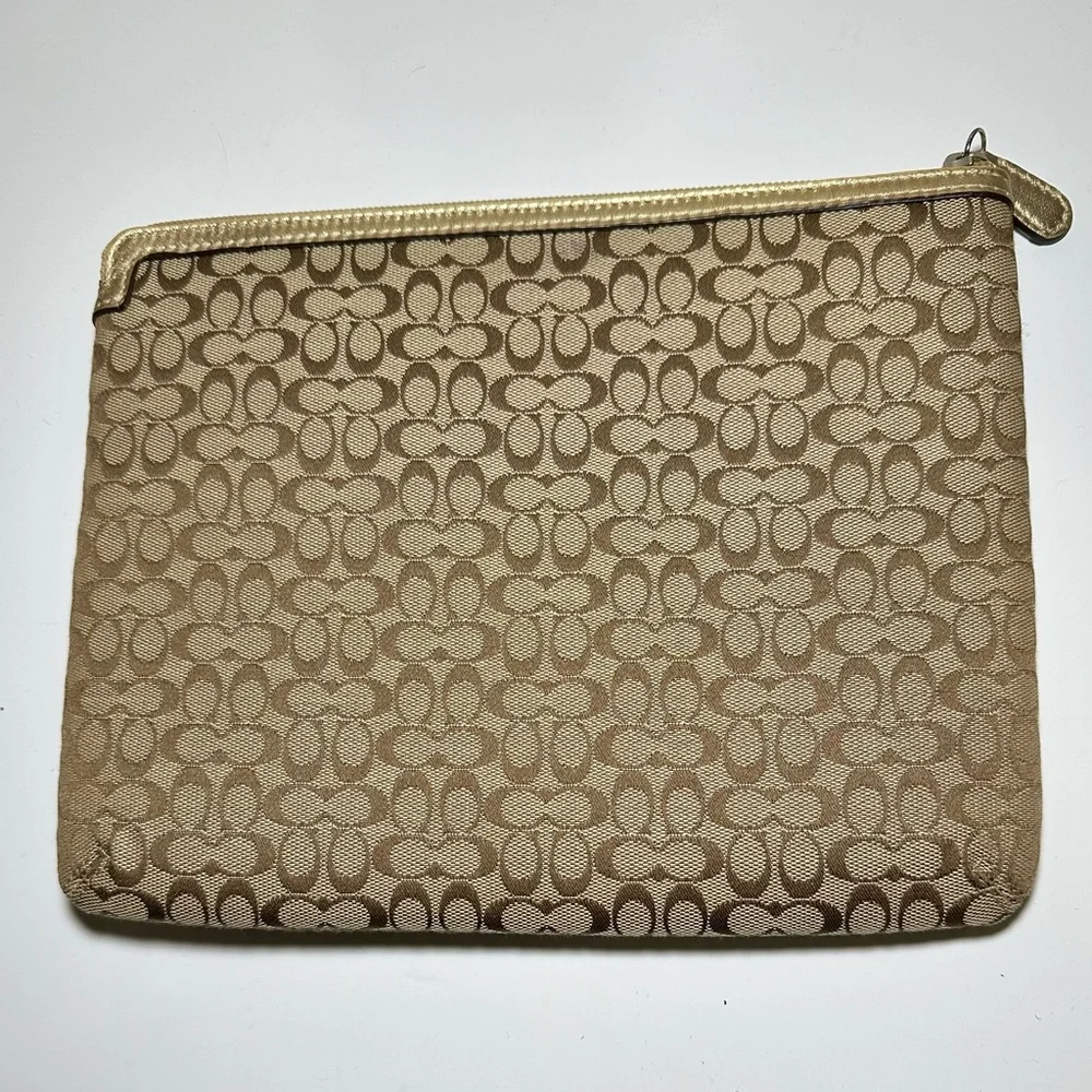 COACH SIGNATURE TABLET/IPAD 1-8 GENERATION SLEEVE F61035 KHAKI/METALLIC SKHM9